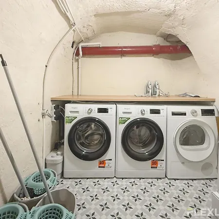 Charming 16m In 20 With Shared Terrace